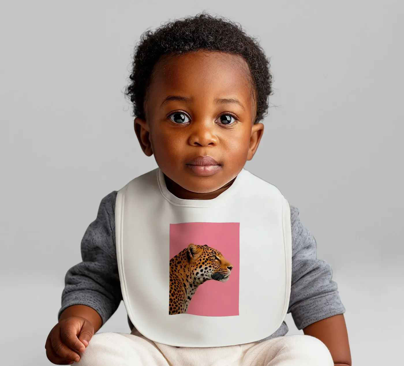 Leopard pink background Babylätzchen von Eliban