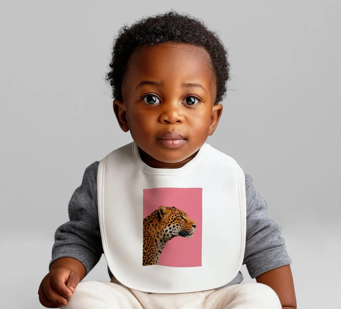 Leopard pink background Babylätzchen von Eliban