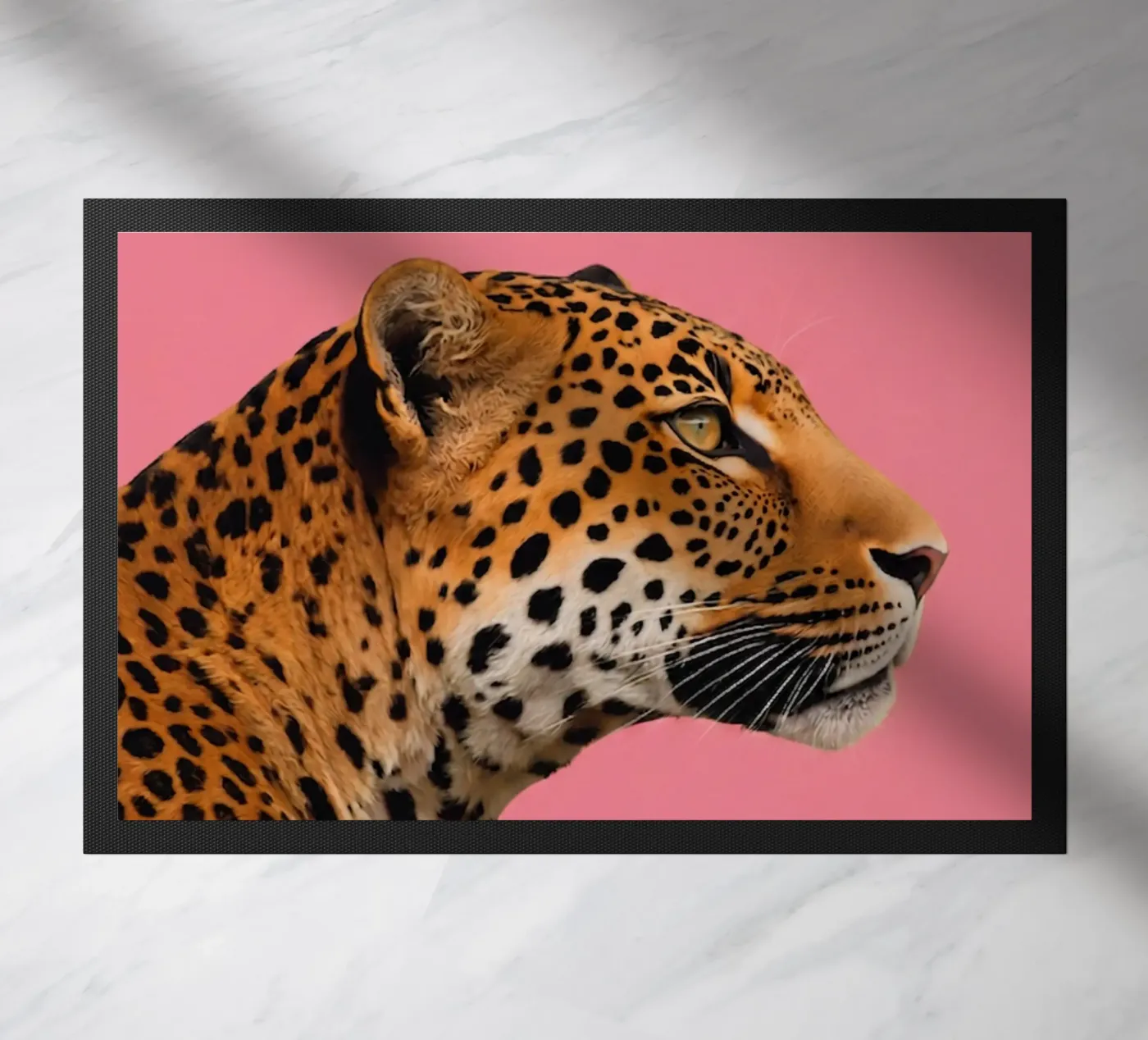 Leopard pink background Fußmatte von Eliban