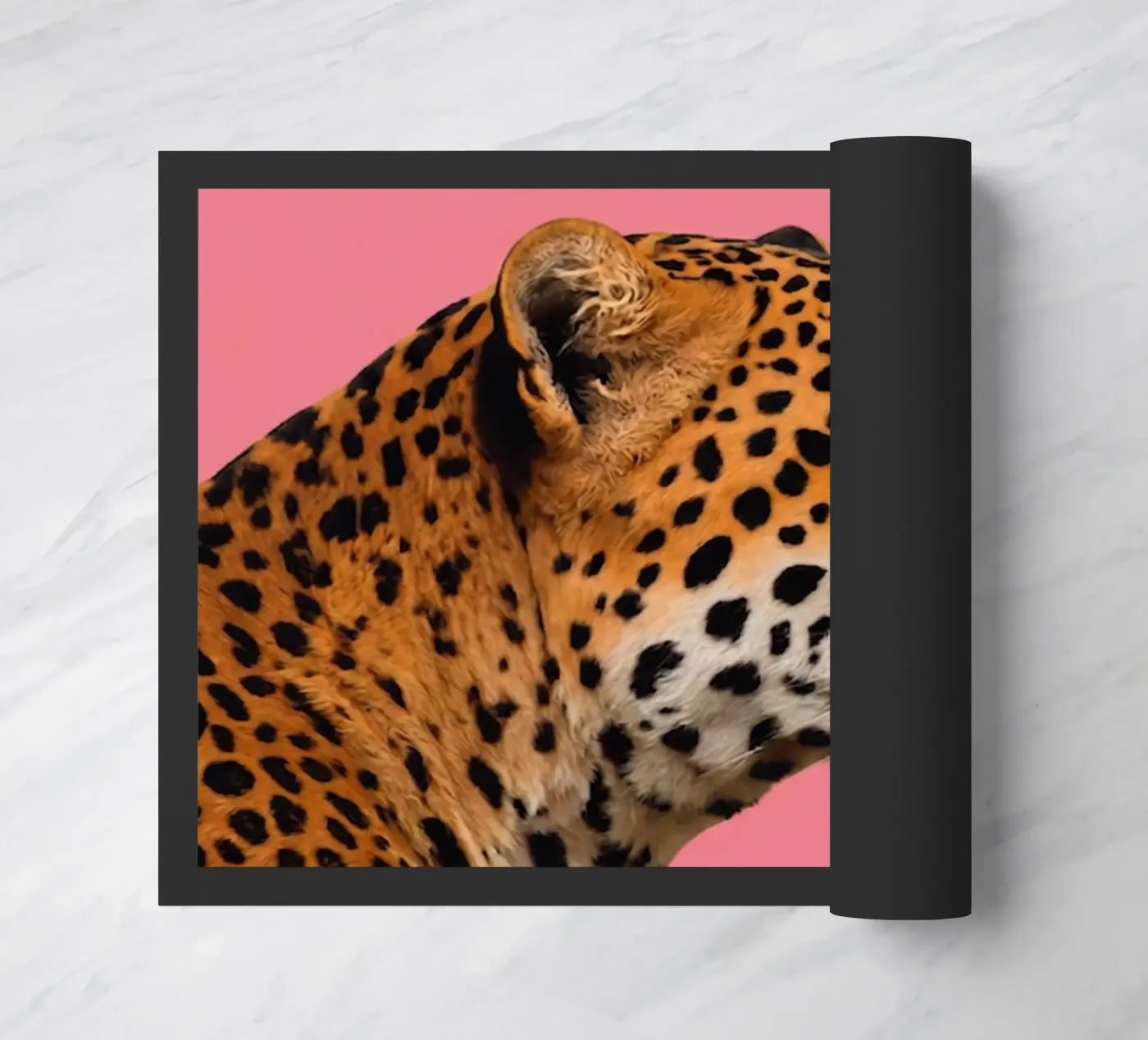 Leopard pink background Fußmatte von Eliban