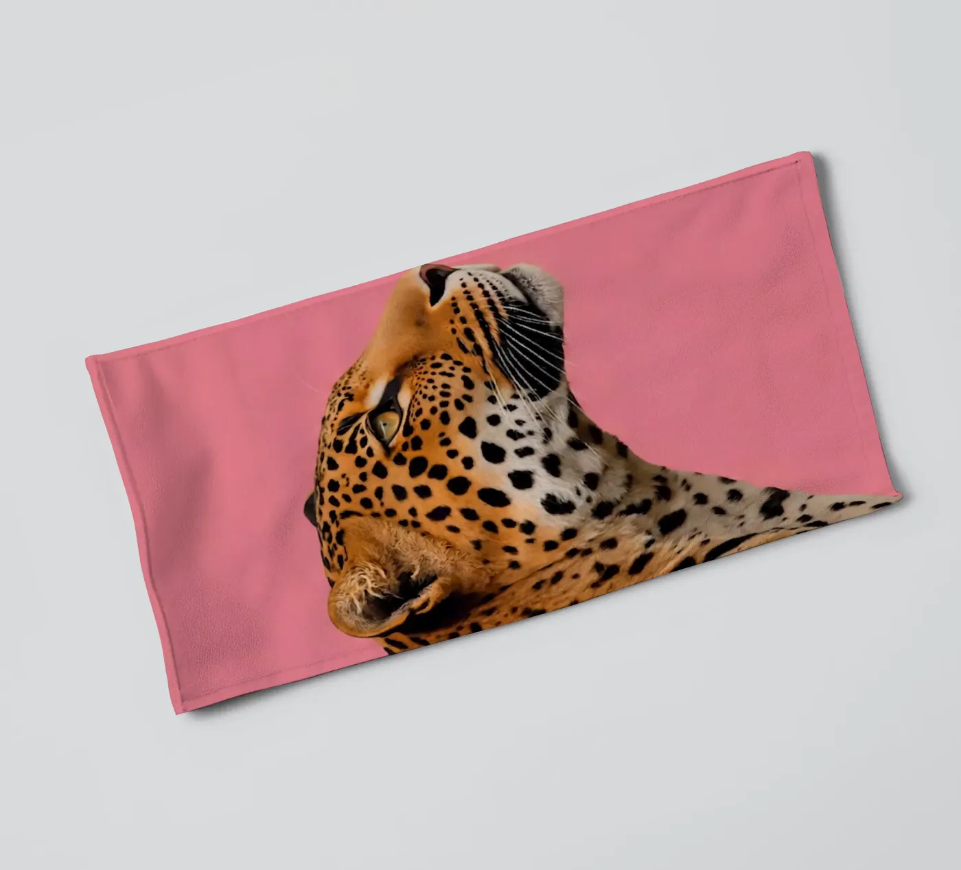 Leopard pink background badhanddoek van Eliban