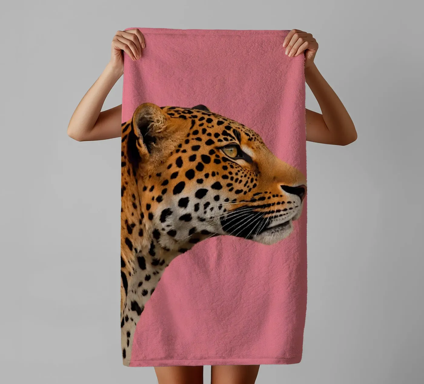 Leopard pink background badhanddoek van Eliban