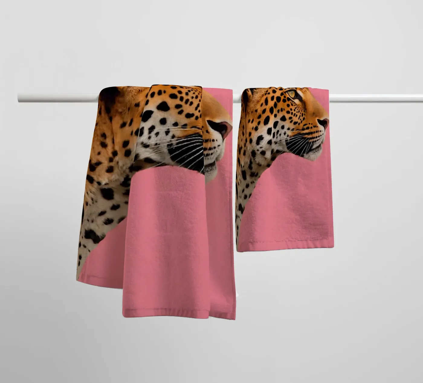 Leopard pink background badhanddoek van Eliban