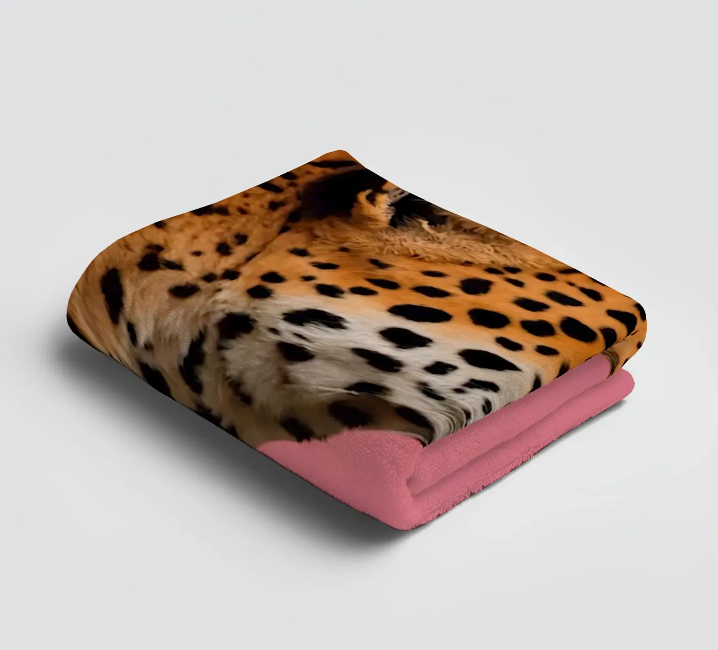 Leopard pink background badhanddoek van Eliban