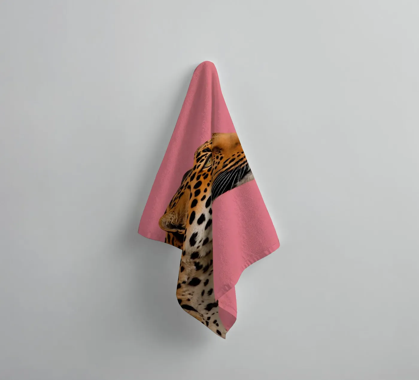Leopard pink background badhanddoek van Eliban