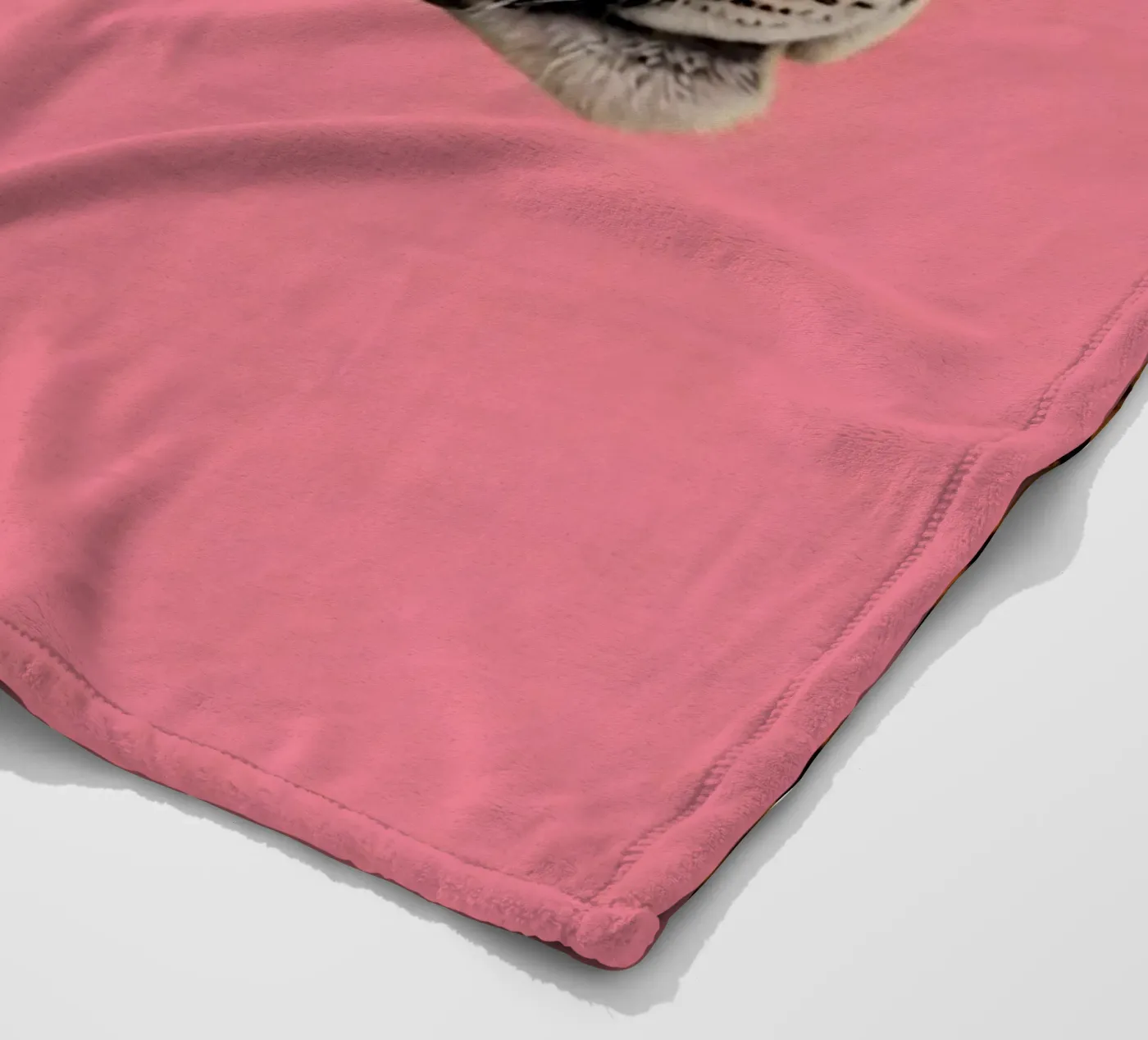 Leopard pink background Fleecedecke von Eliban