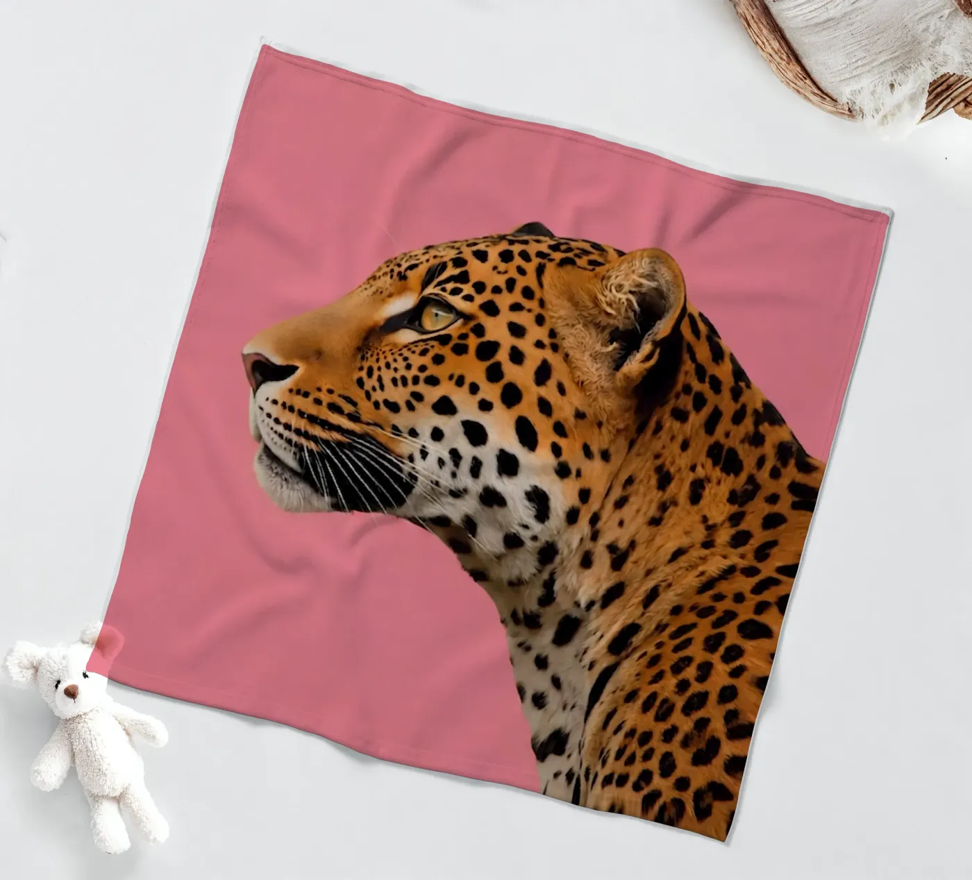 Leopard pink background Fleecedecke von Eliban