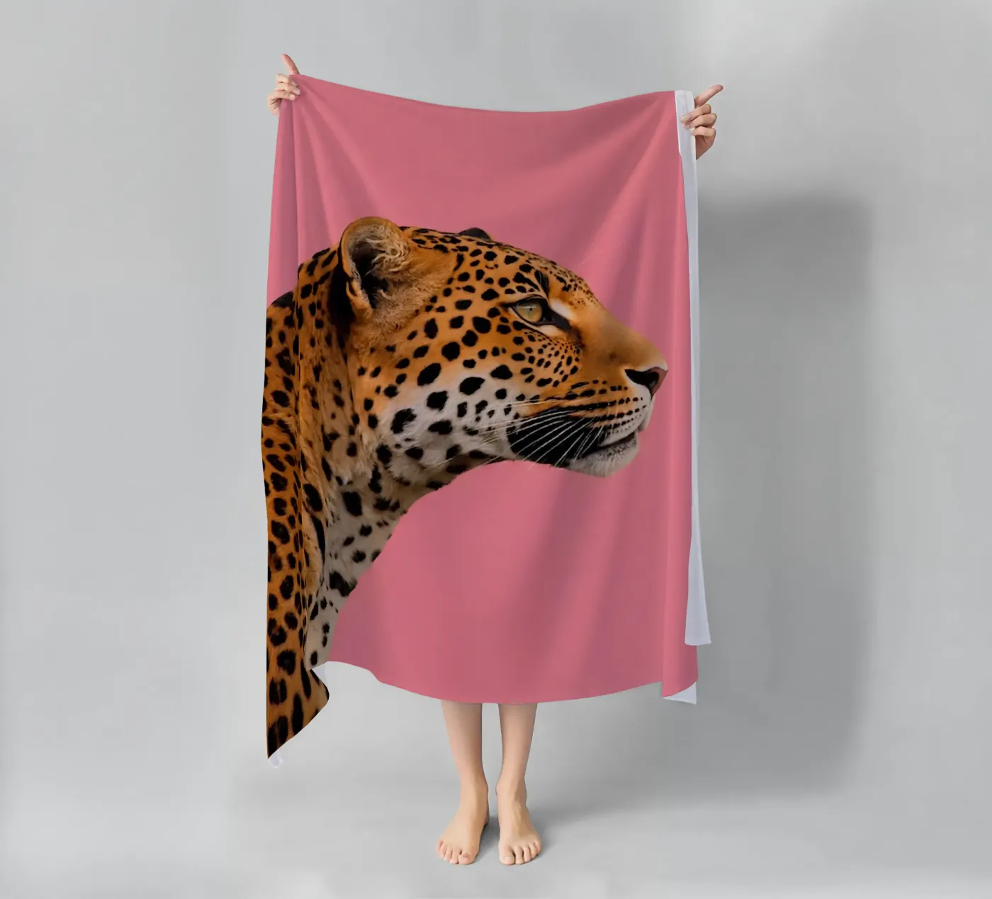 Leopard pink background Strandtuch von Eliban