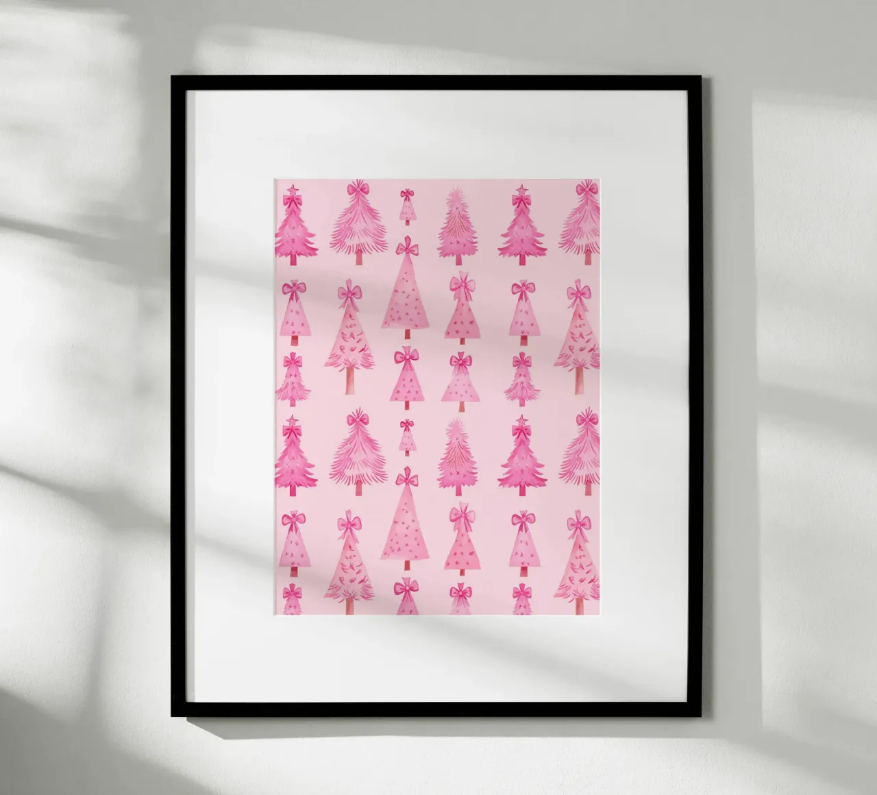Alberi di Natale rosa con fiocchi rosa - Coquette Christmas poster con telaio in plastica da Gentle Echoes Art