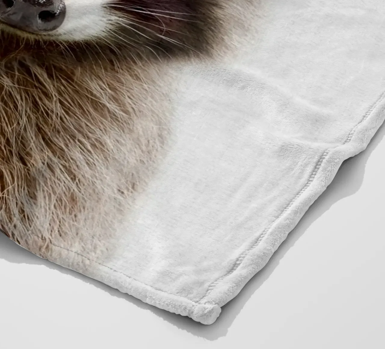Peekaboo Racoon coperta in pile da Lila x Lola