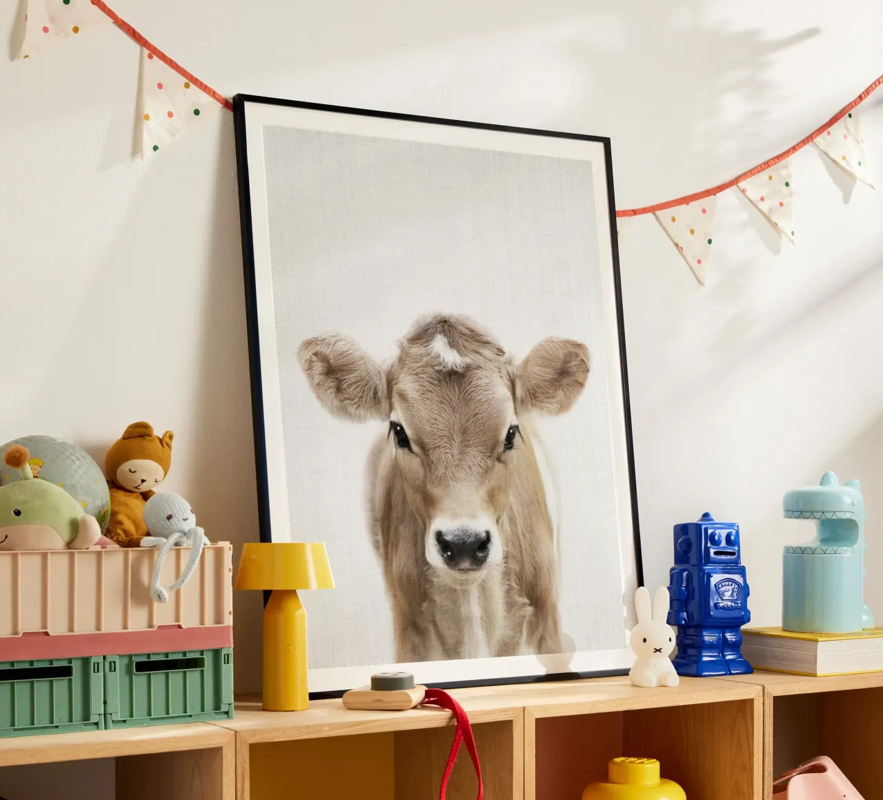 Peekaboo Kuh Kalb Poster mit Aluminium Rahmen von Lila & Lola