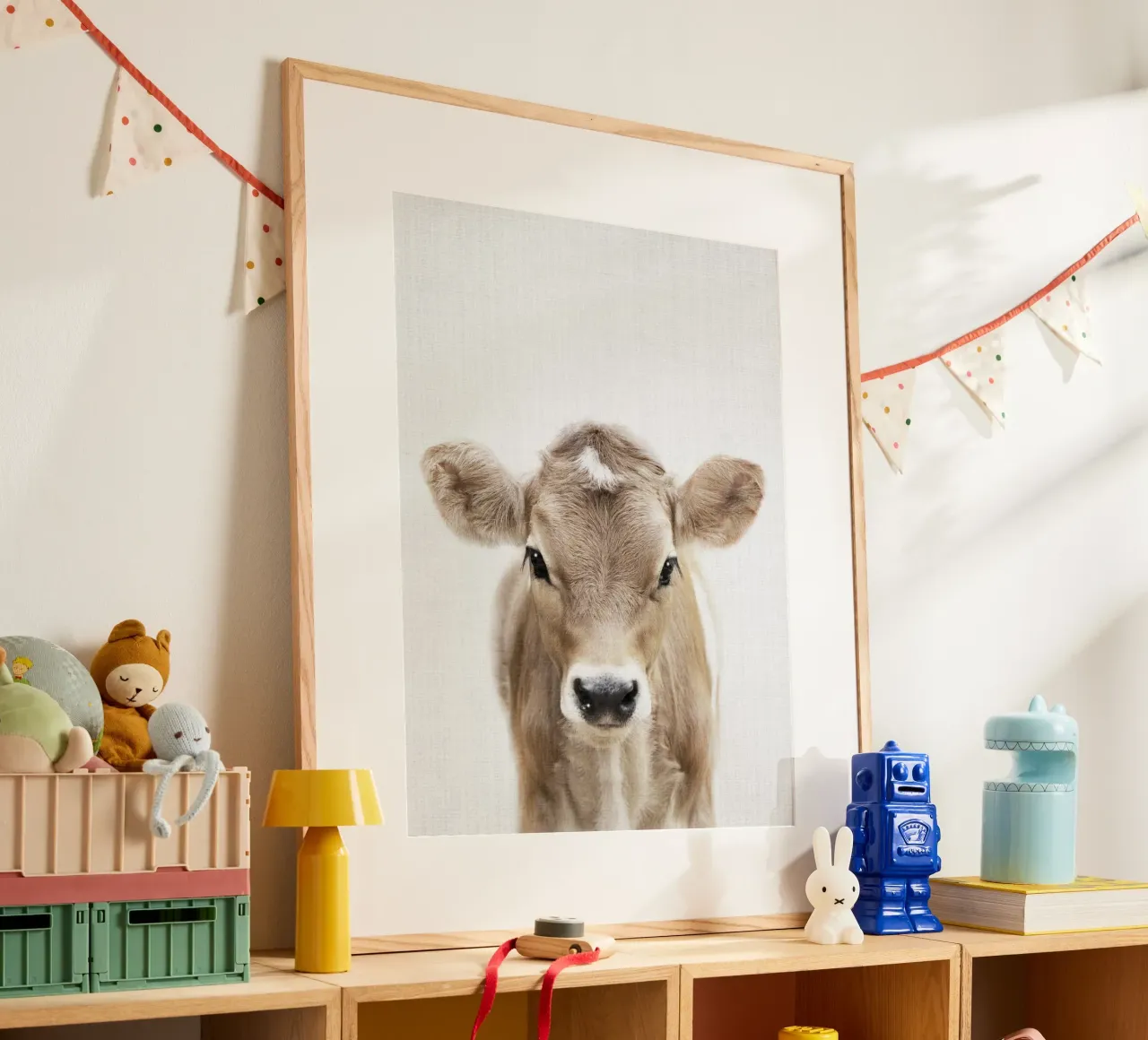 Peekaboo Kuh Kalb Poster mit Aluminium Rahmen von Lila & Lola