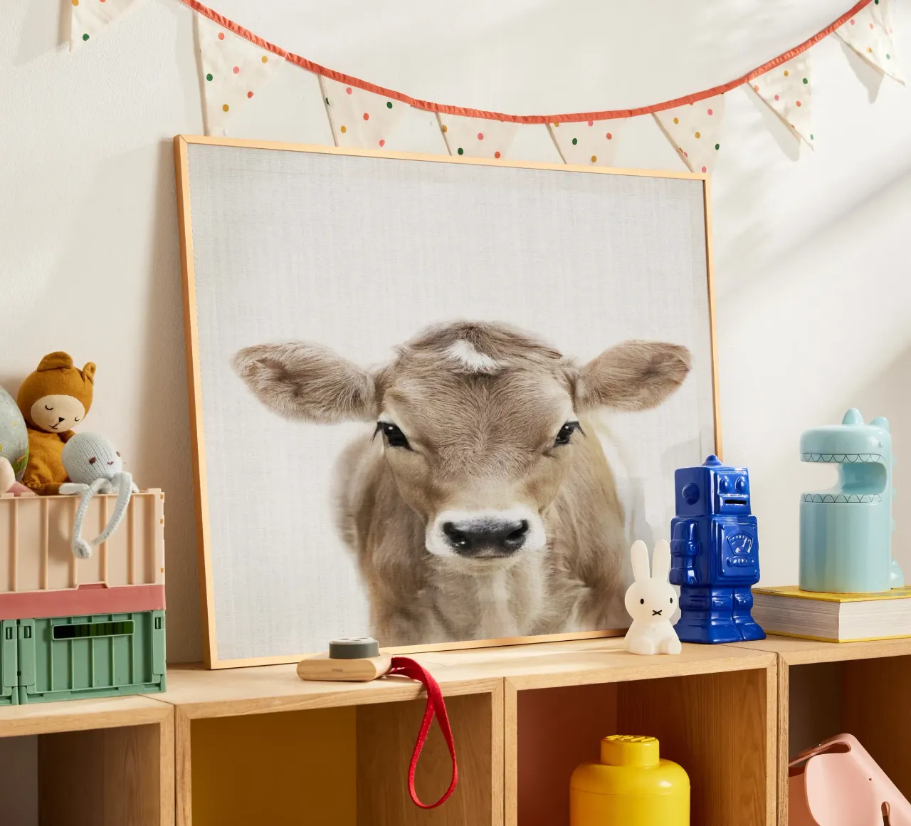 Peekaboo Kuh Kalb Poster mit Aluminium Rahmen von Lila & Lola