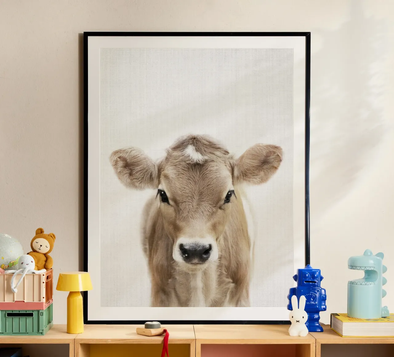 Peekaboo Kuh Kalb Poster mit Aluminium Rahmen von Lila & Lola