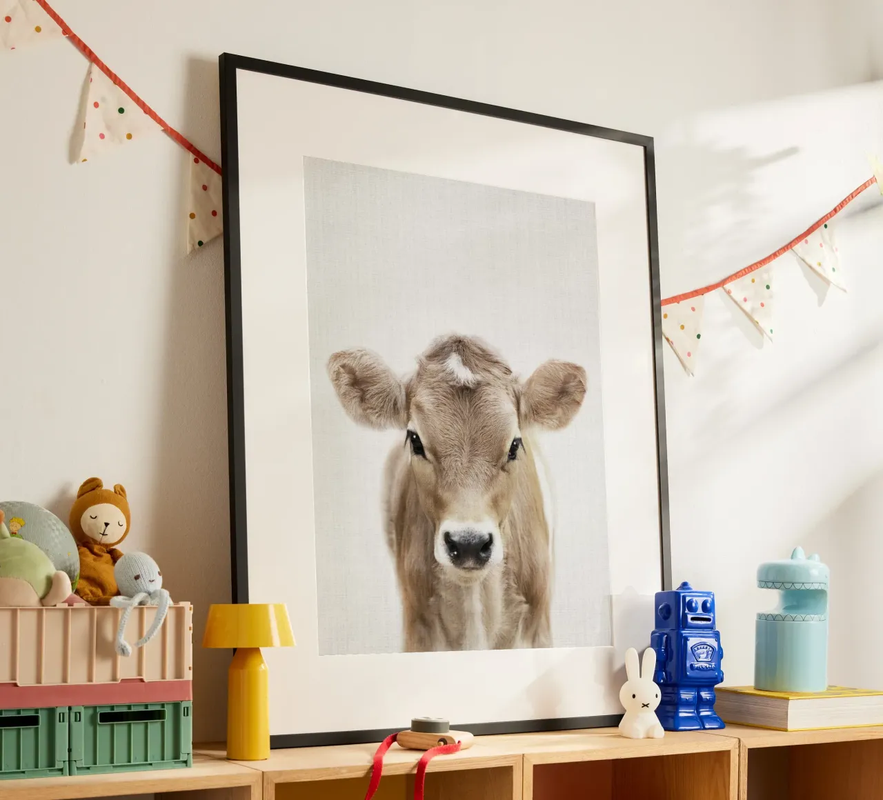 Peekaboo Kuh Kalb Poster mit Aluminium Rahmen von Lila & Lola
