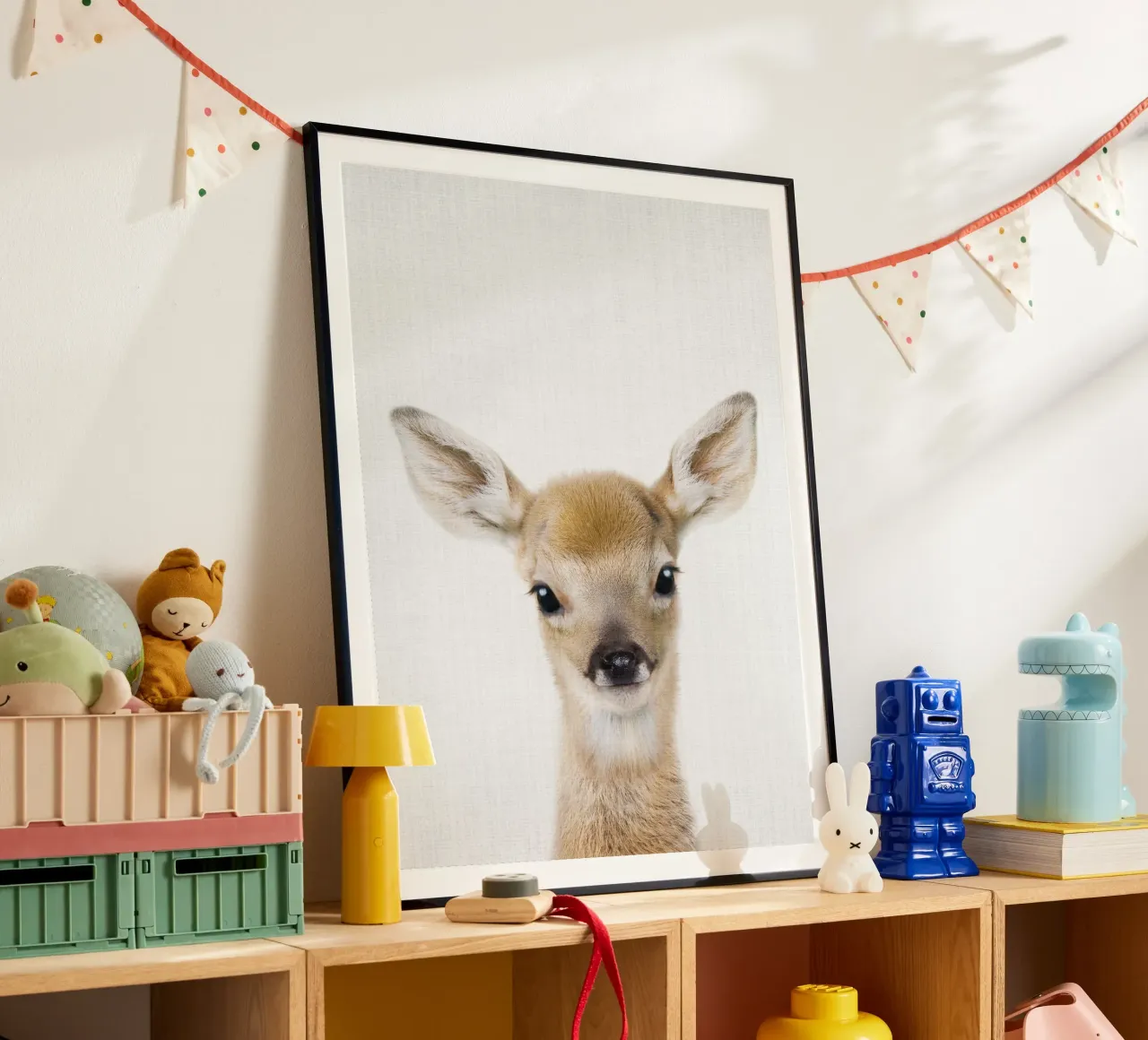Peekaboo Deer Fawn poster con telaio in legno da Lila x Lola
