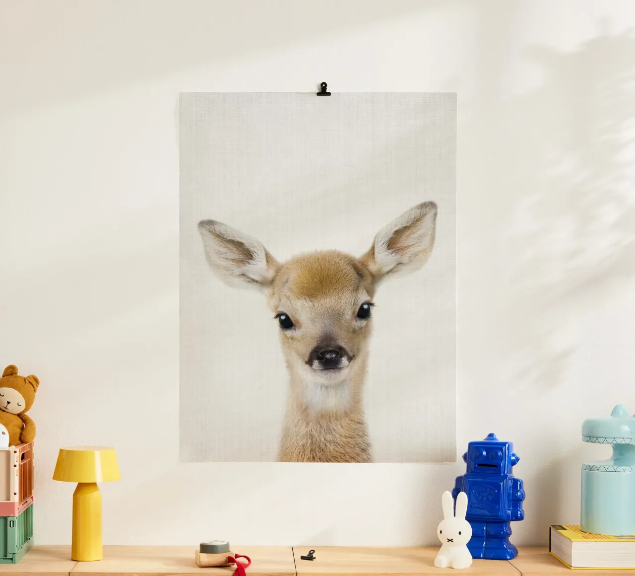 Peekaboo Deer Fawn poster con telaio in legno da Lila x Lola
