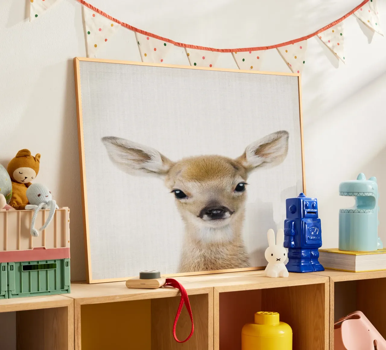 Peekaboo Deer Fawn poster con telaio in legno da Lila x Lola