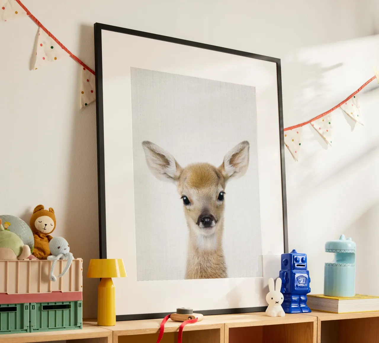 Peekaboo Deer Fawn poster con telaio in legno da Lila x Lola