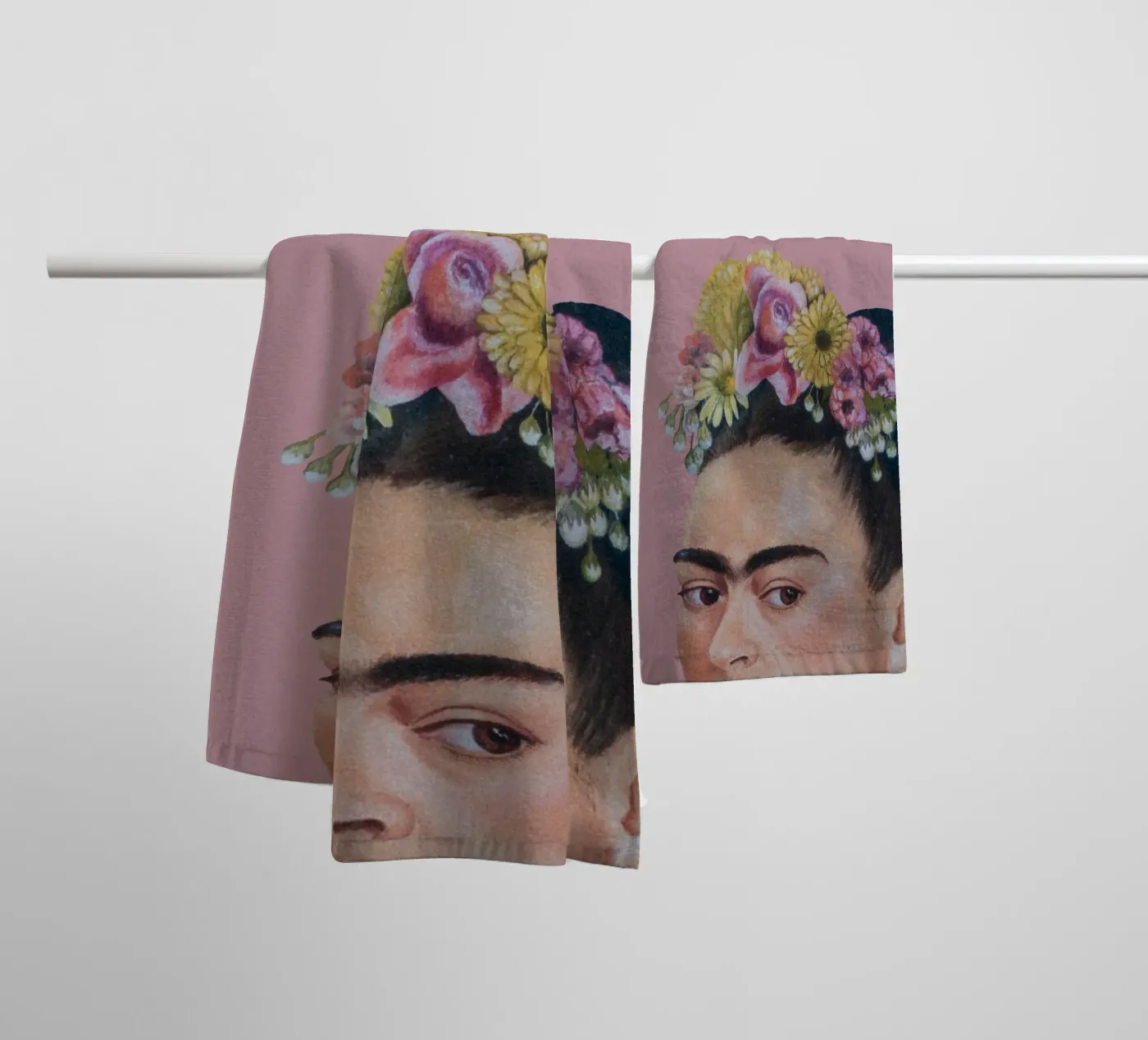 Halbe Frida hel-roze badhanddoek van Carinaprint
