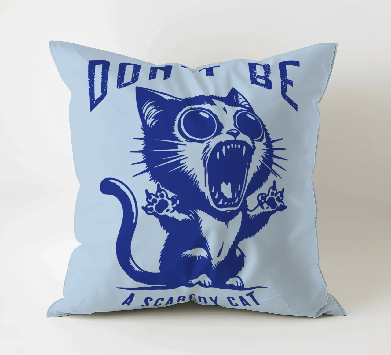 Non essere un gatto spaventato cuscino da Gunawan Rb