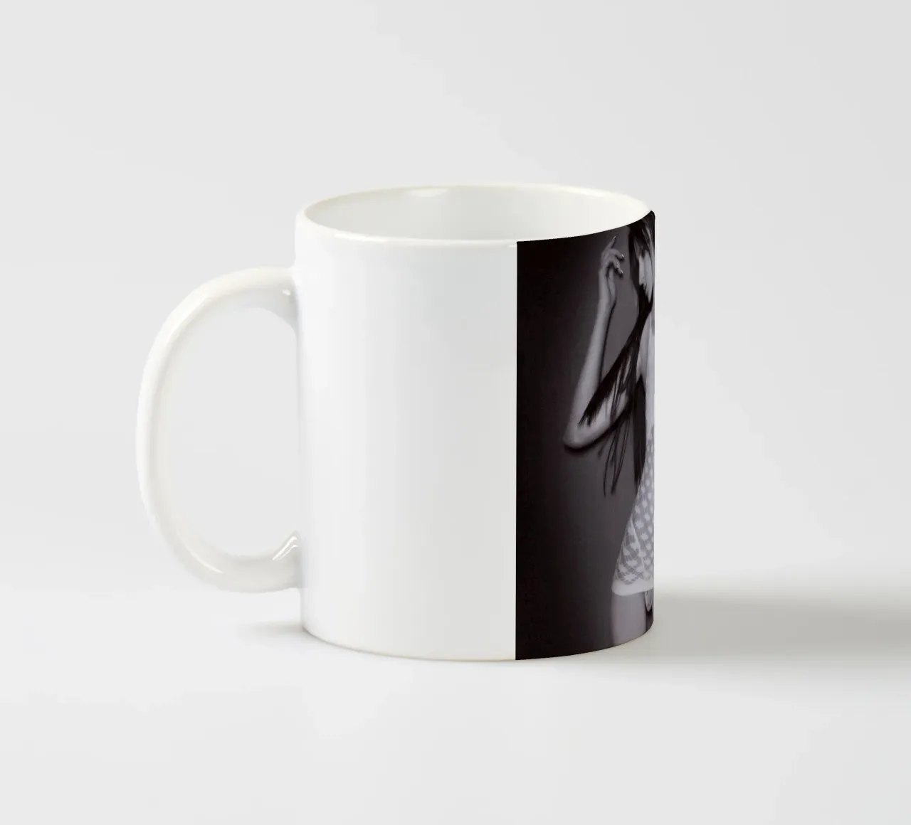 Faye Louise in bianco tazza in ceramica da Dave Hare Photography