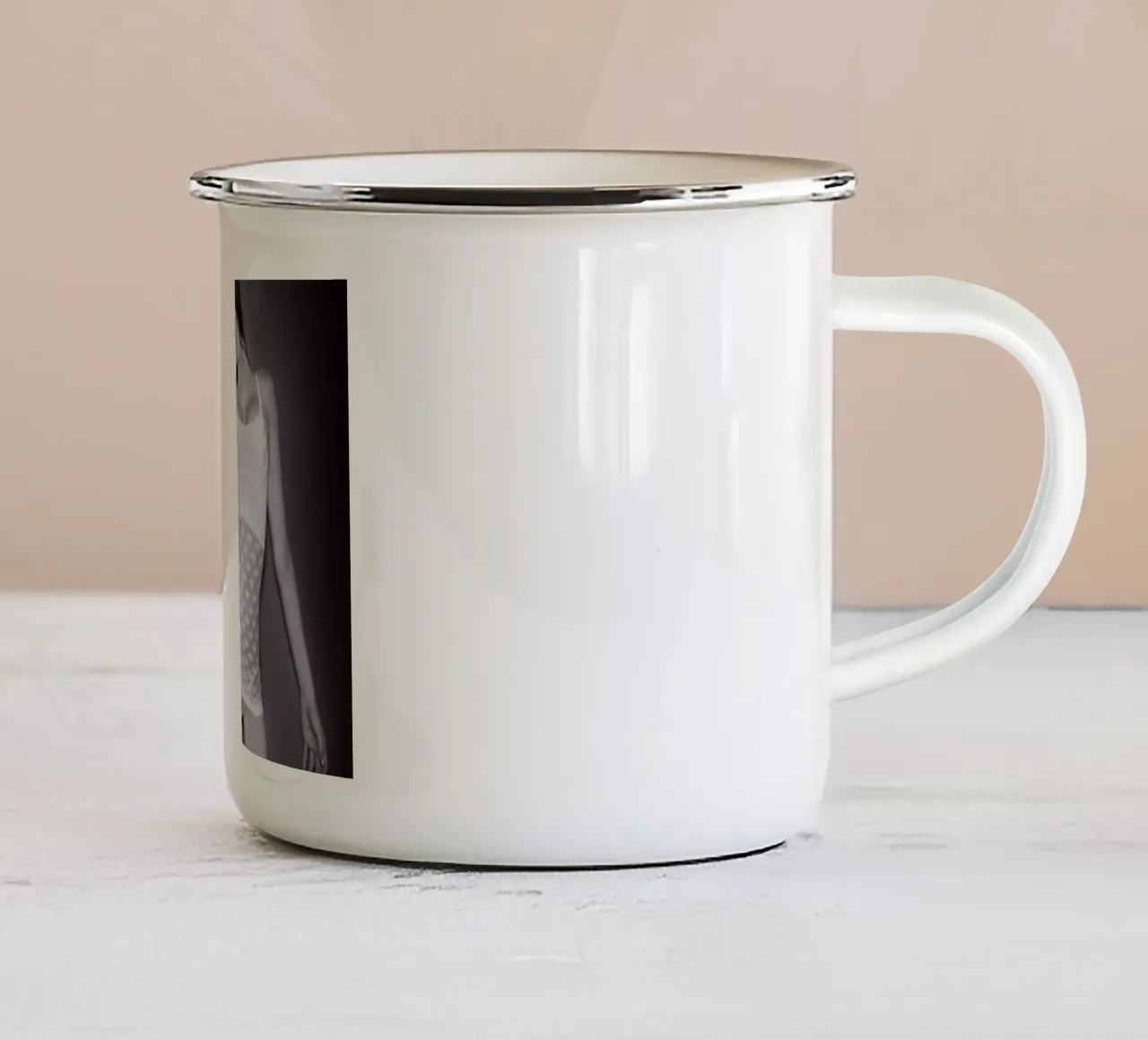 Faye Louise in bianco tazza in smalto da Dave Hare Photography