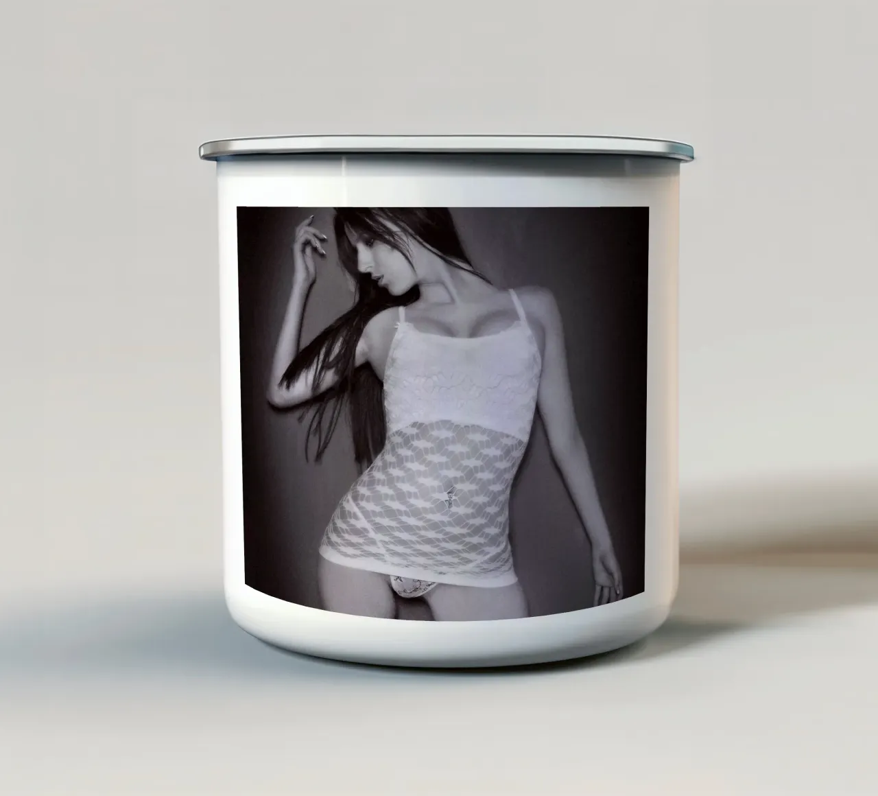 Faye Louise in bianco tazza in smalto da Dave Hare Photography