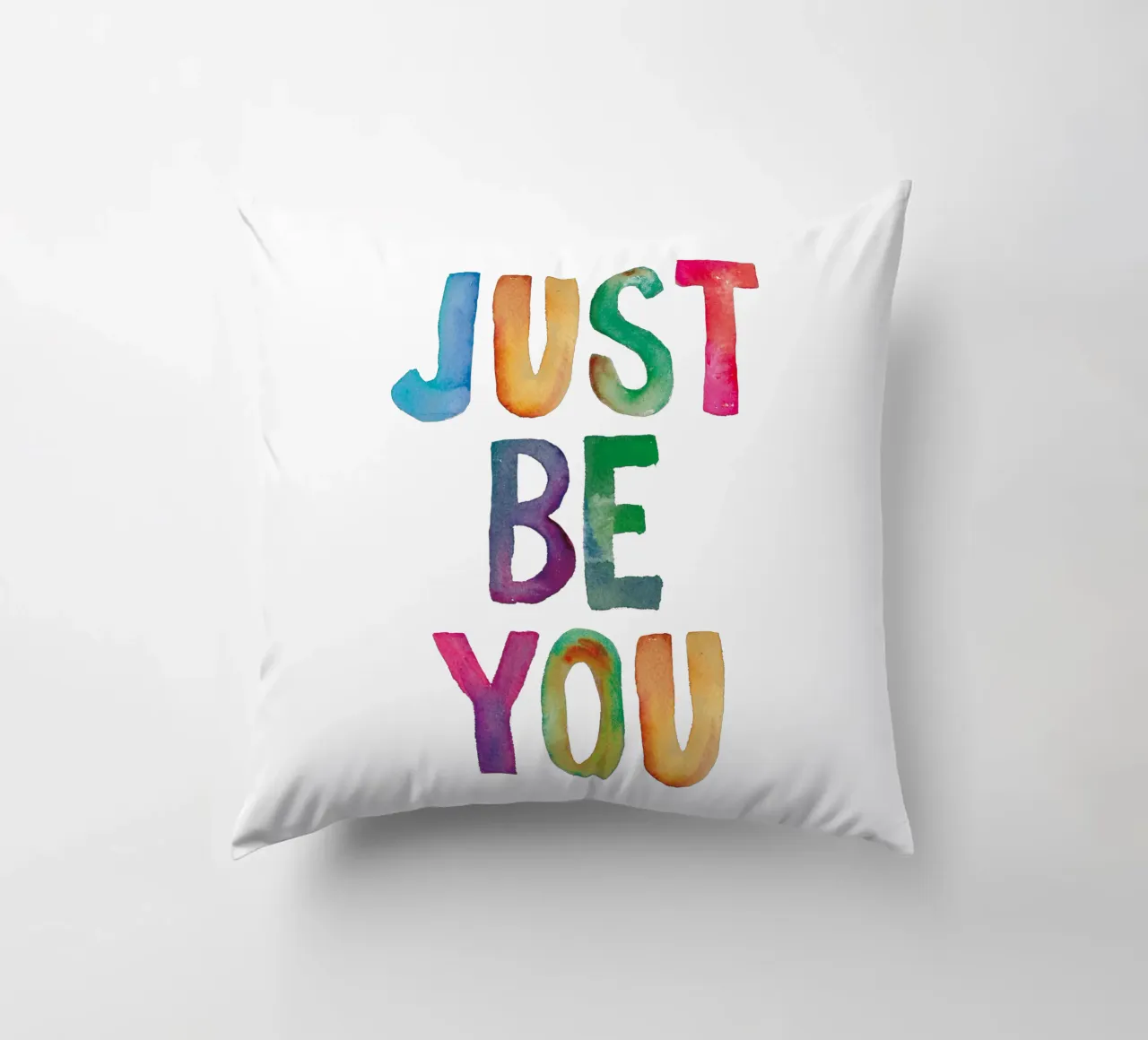 Just Be You Design tipografico arcobaleno per bambini cuscino da THE MOTIVATED TYPE