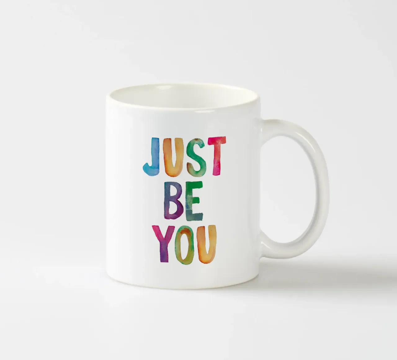 Just Be You Design tipografico arcobaleno per bambini tazza in ceramica da THE MOTIVATED TYPE