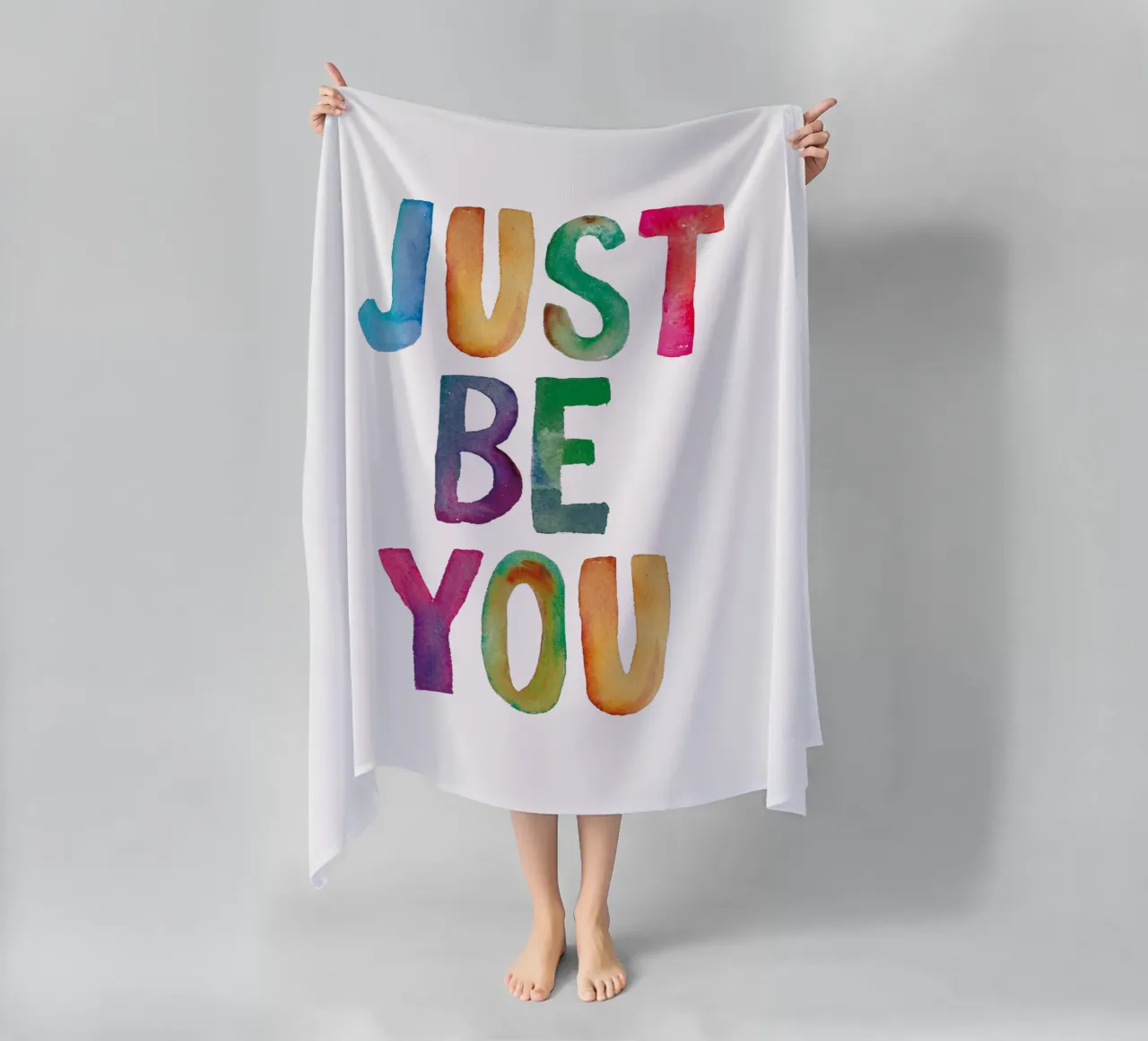 Just Be You Design tipografico arcobaleno per bambini telo mare da THE MOTIVATED TYPE