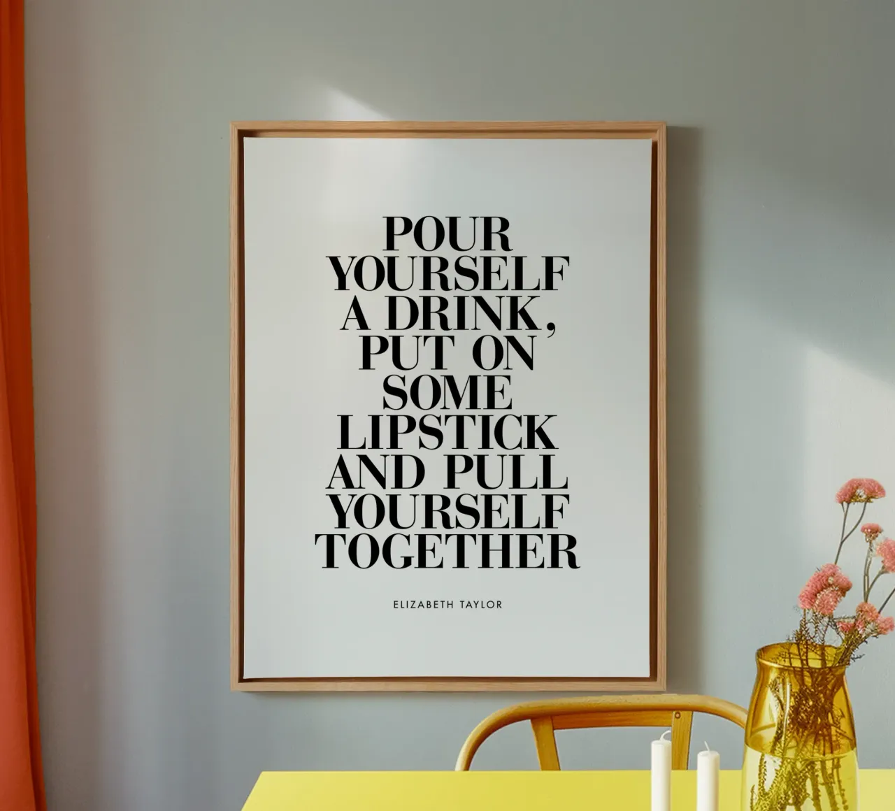 Versatevi un drink e mettetevi un po' di rossetto Typografie Design tela con Cornice a cassetta da THE MOTIVATED TYPE