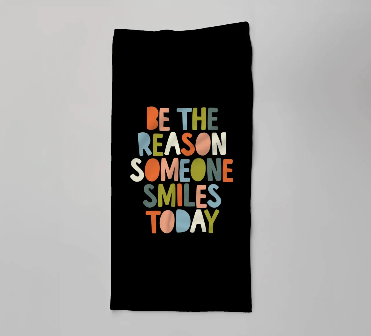 Sii la ragione per cui qualcuno sorride oggi Bold Typografie Design asciugamano da bagno da THE MOTIVATED TYPE