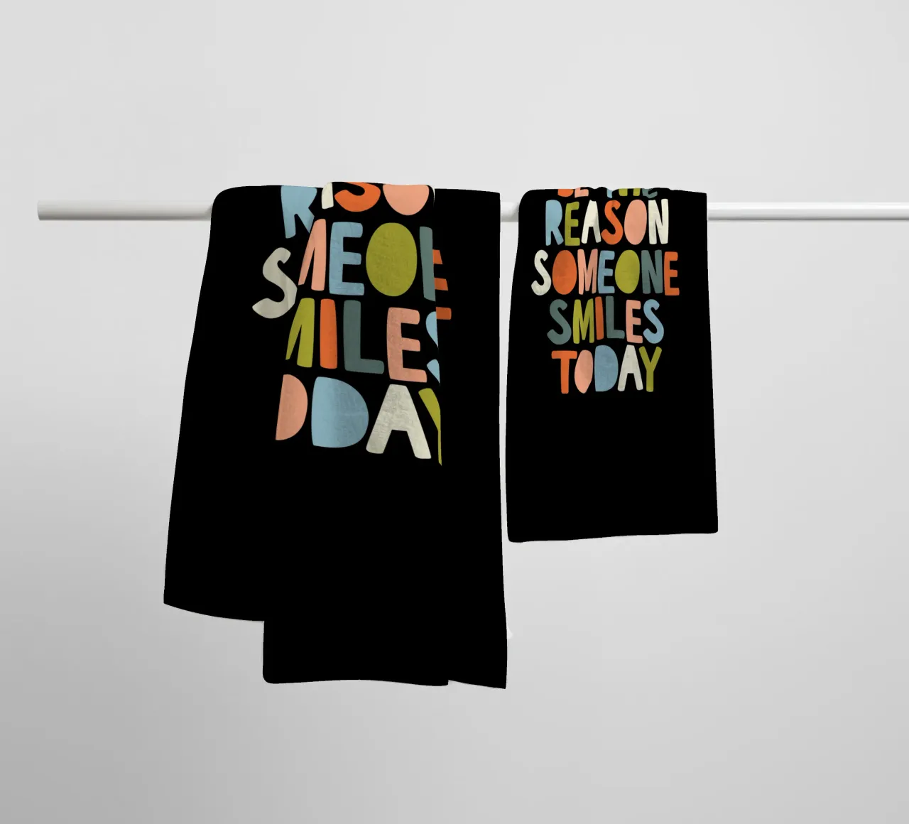 Sii la ragione per cui qualcuno sorride oggi Bold Typografie Design asciugamano da bagno da THE MOTIVATED TYPE