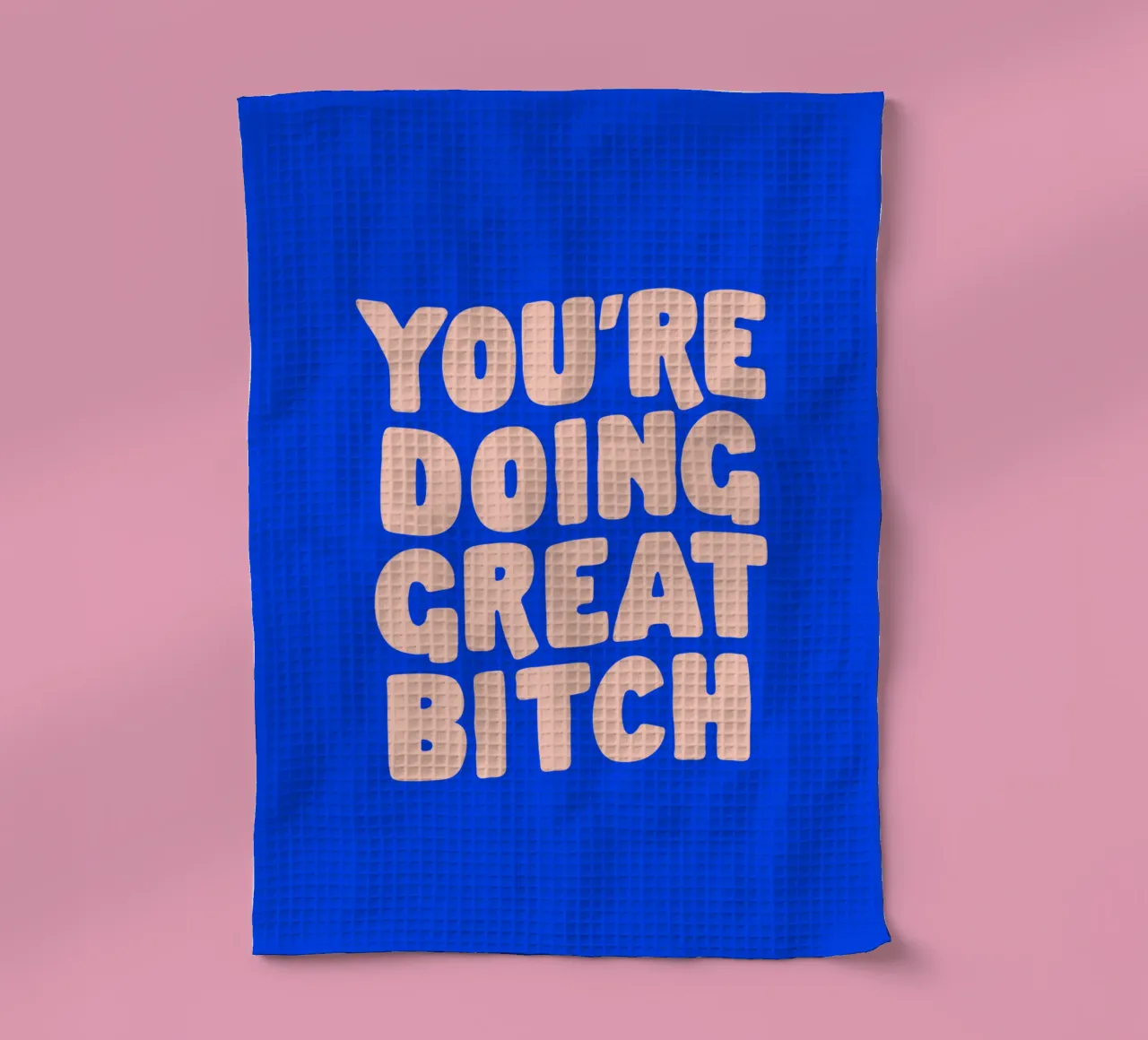 You're Doing Great Bitch Typografie Ontwerp in Perzik en Blauw theedoek van THE MOTIVATED TYPE