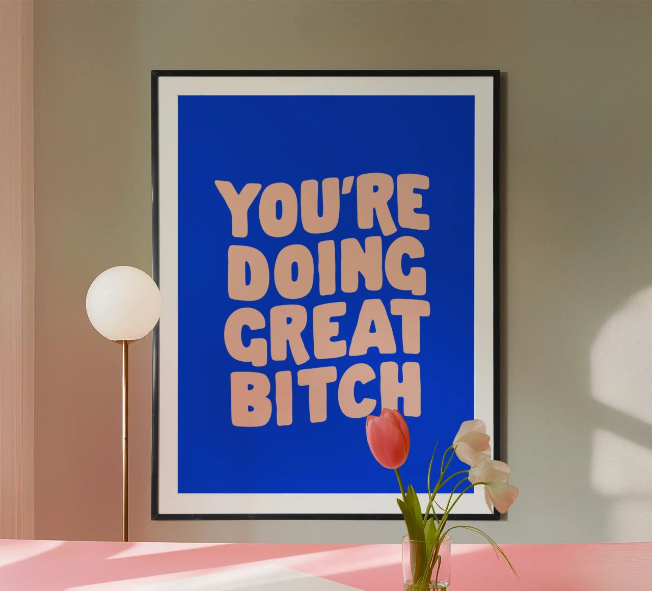 You're Doing Great Bitch Typografie Design en pêche et bleu poster de THE MOTIVATED TYPE