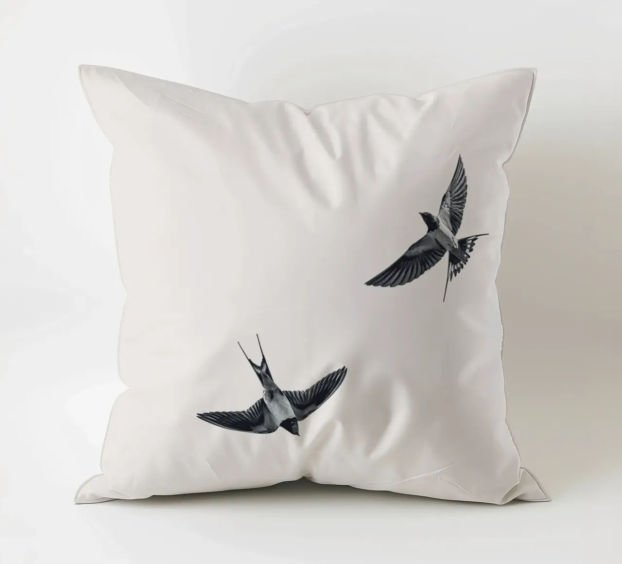 Twee zwaluwen - Minimalistisch natuurlijk ontwerp kussen van Whole©