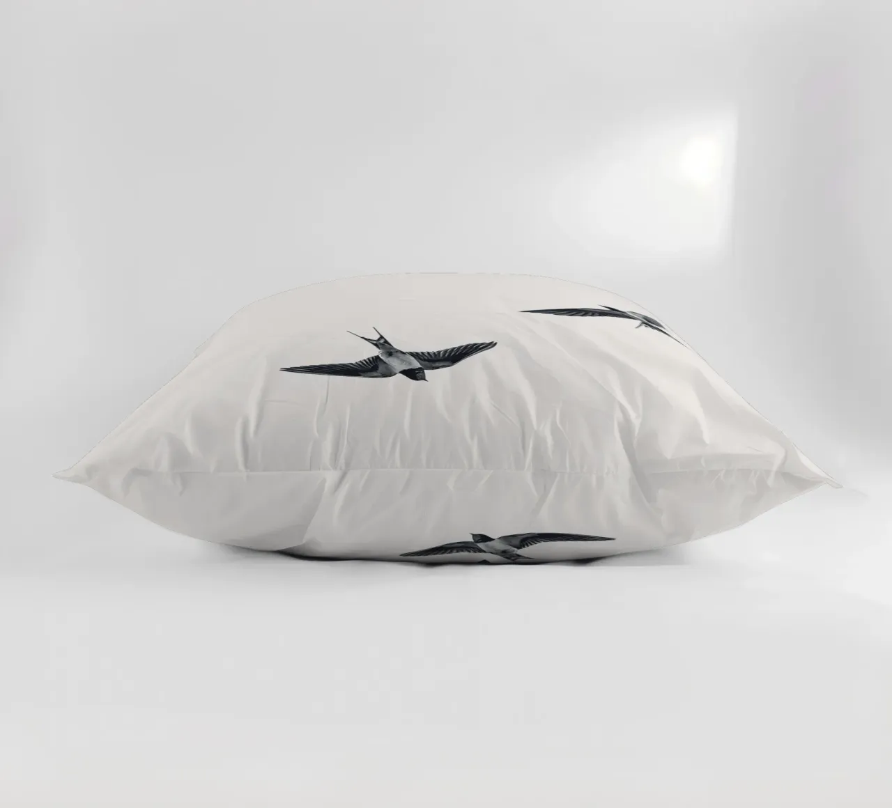 Twee zwaluwen - Minimalistisch natuurlijk ontwerp kussen van Whole©