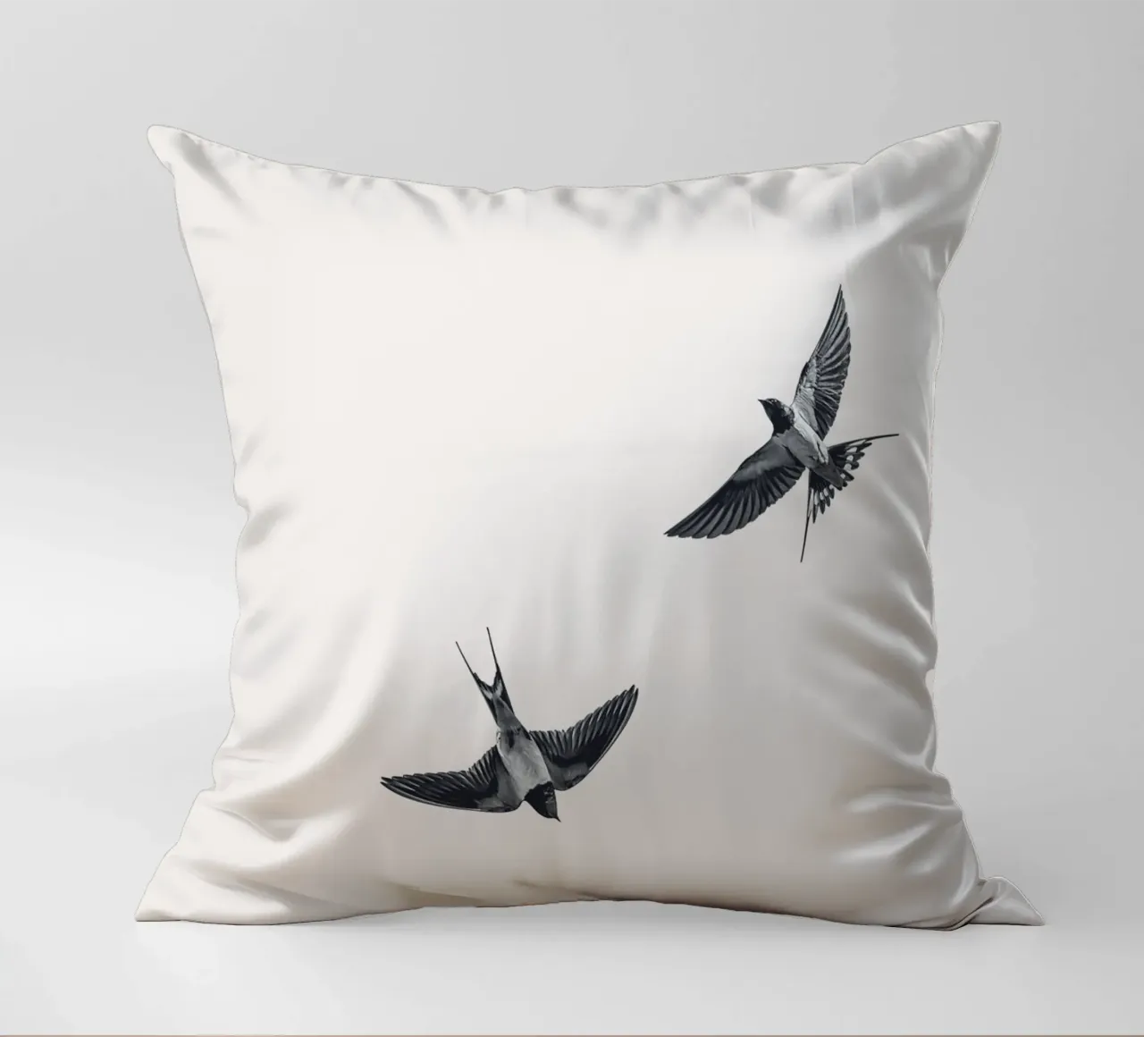 Twee zwaluwen - Minimalistisch natuurlijk ontwerp kussen van Whole©