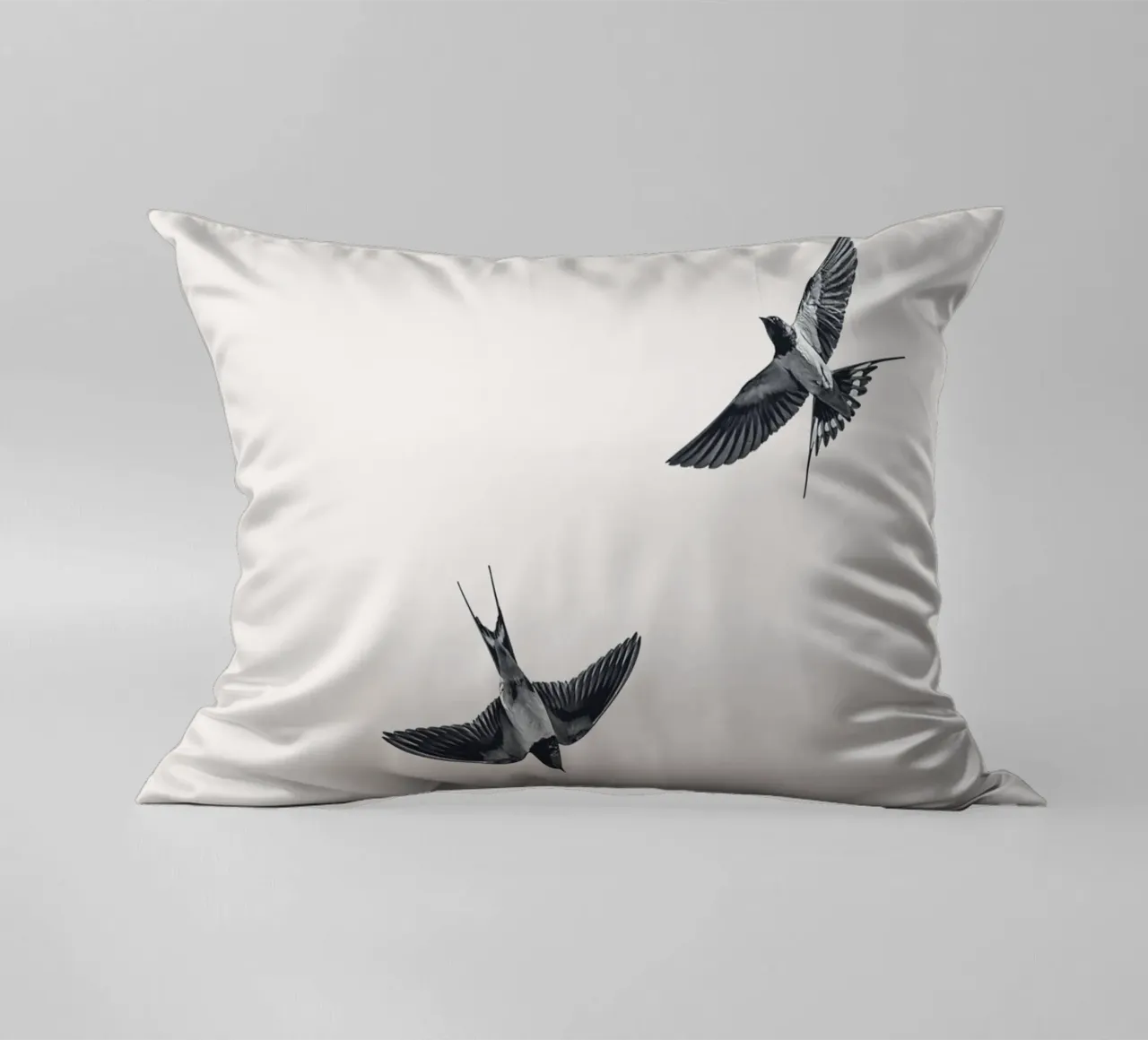 Twee zwaluwen - Minimalistisch natuurlijk ontwerp kussen van Whole©