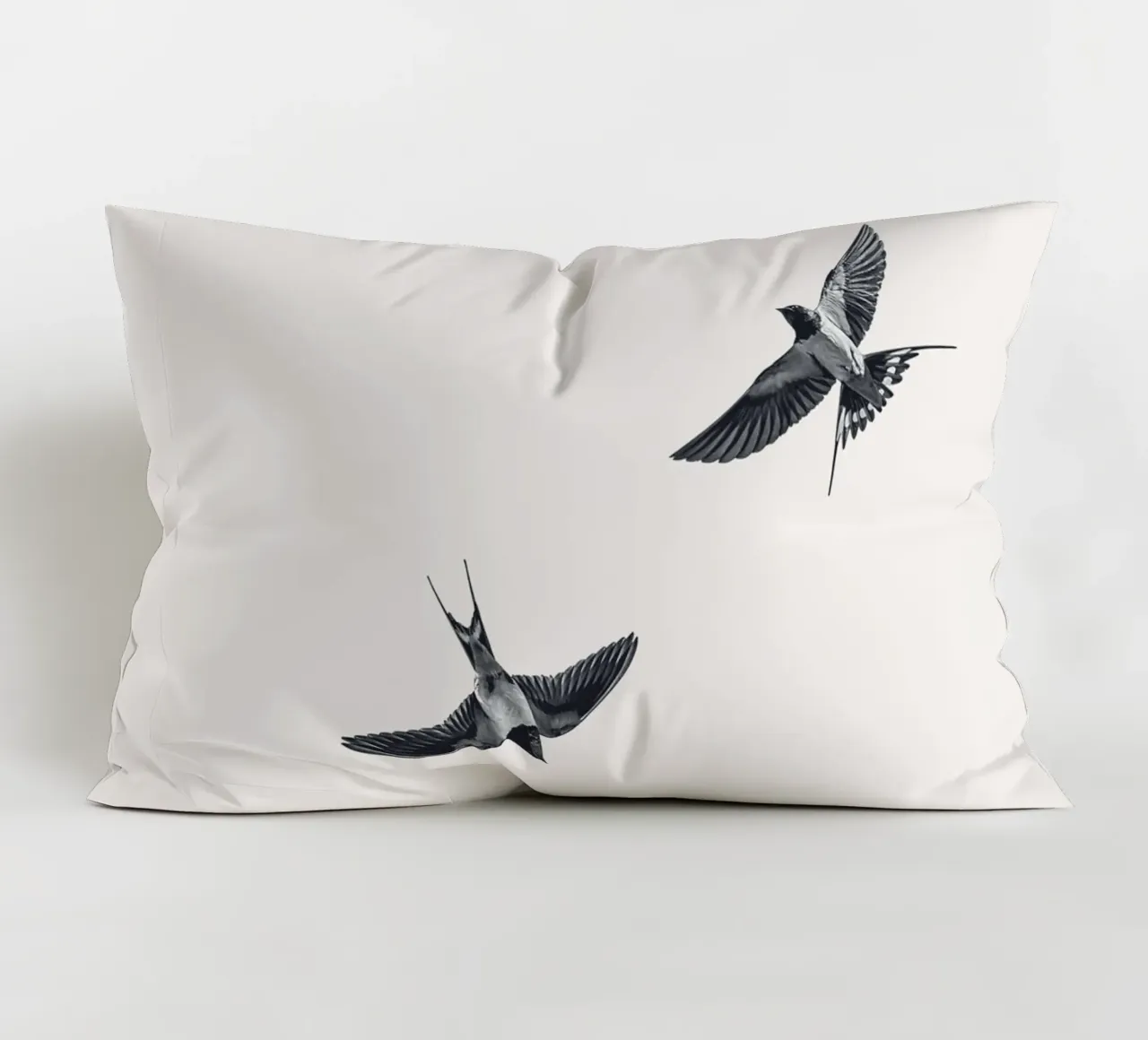 Twee zwaluwen - Minimalistisch natuurlijk ontwerp kussen van Whole©