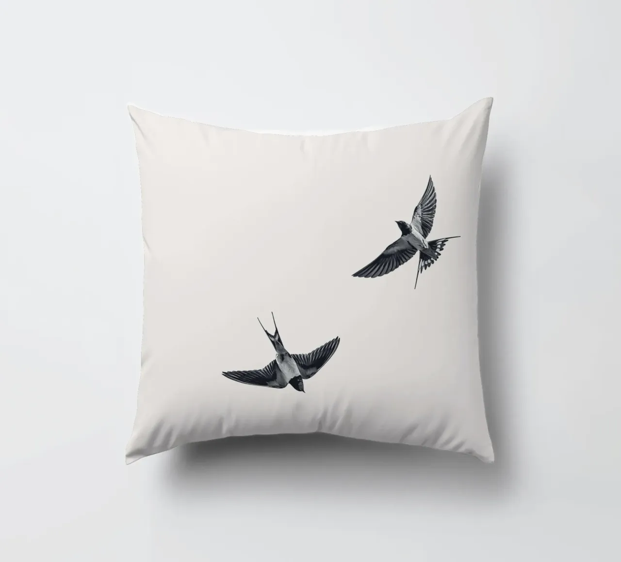 Twee zwaluwen - Minimalistisch natuurlijk ontwerp kussen van Whole©