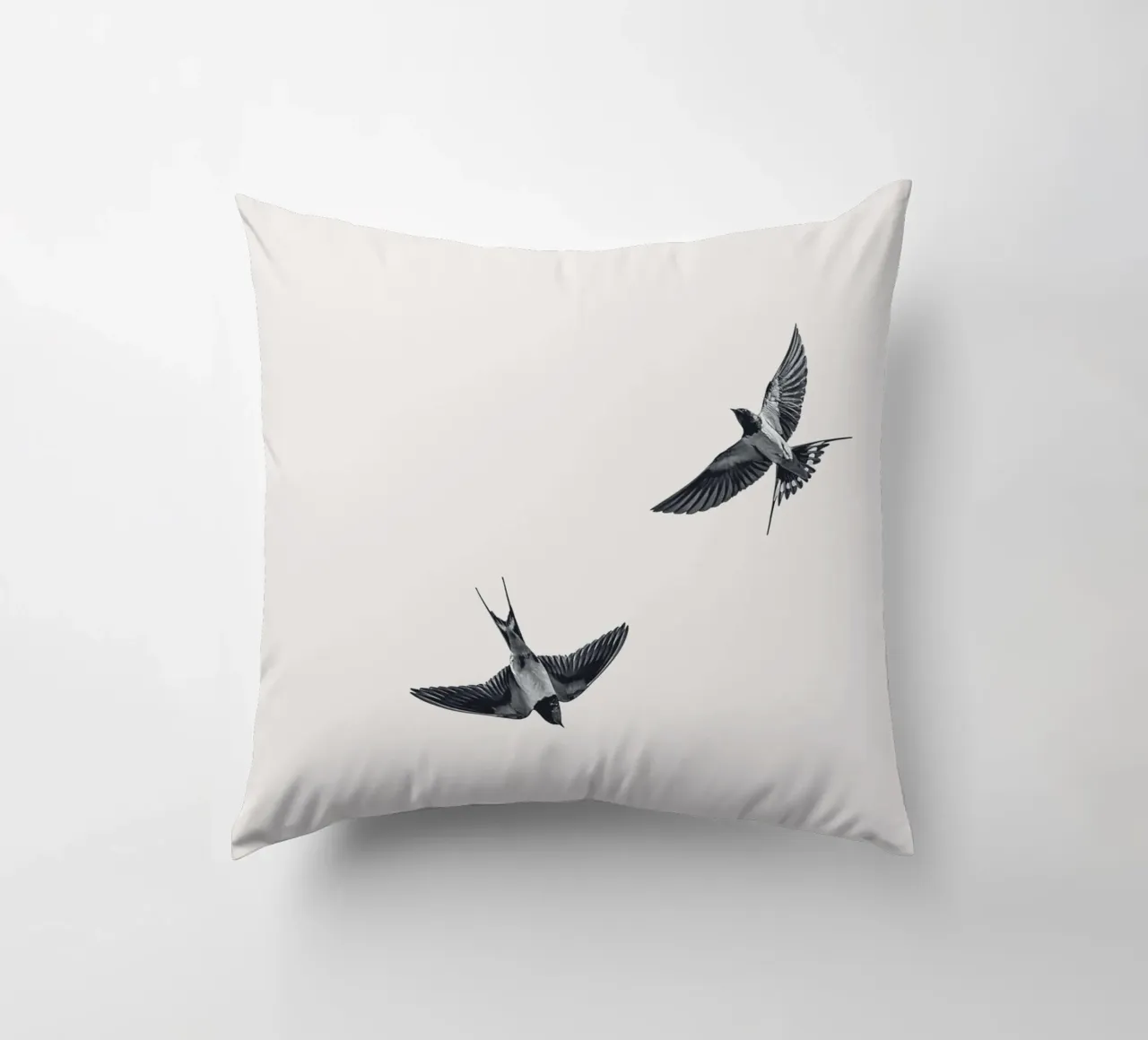 Twee zwaluwen - Minimalistisch natuurlijk ontwerp kussen van Whole©