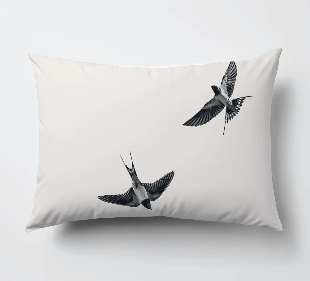Twee zwaluwen - Minimalistisch natuurlijk ontwerp kussen van Whole©