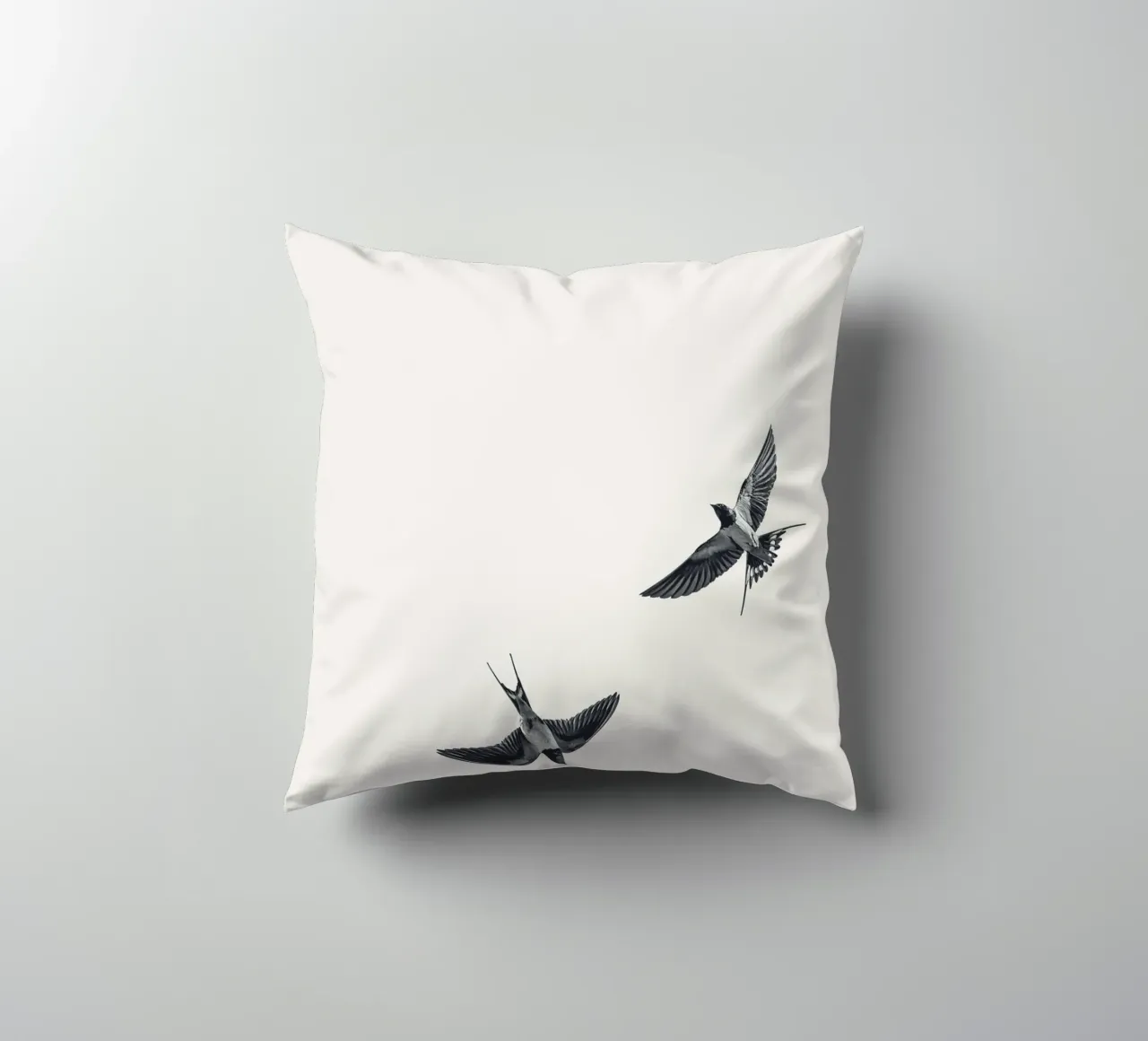 Twee zwaluwen - Minimalistisch natuurlijk ontwerp kussen van Whole©