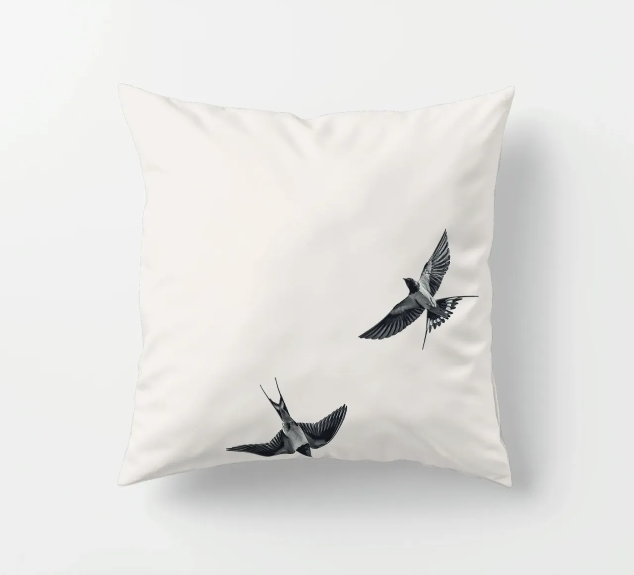 Twee zwaluwen - Minimalistisch natuurlijk ontwerp kussen van Whole©