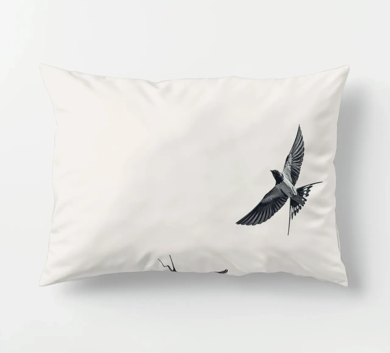 Twee zwaluwen - Minimalistisch natuurlijk ontwerp kussen van Whole©