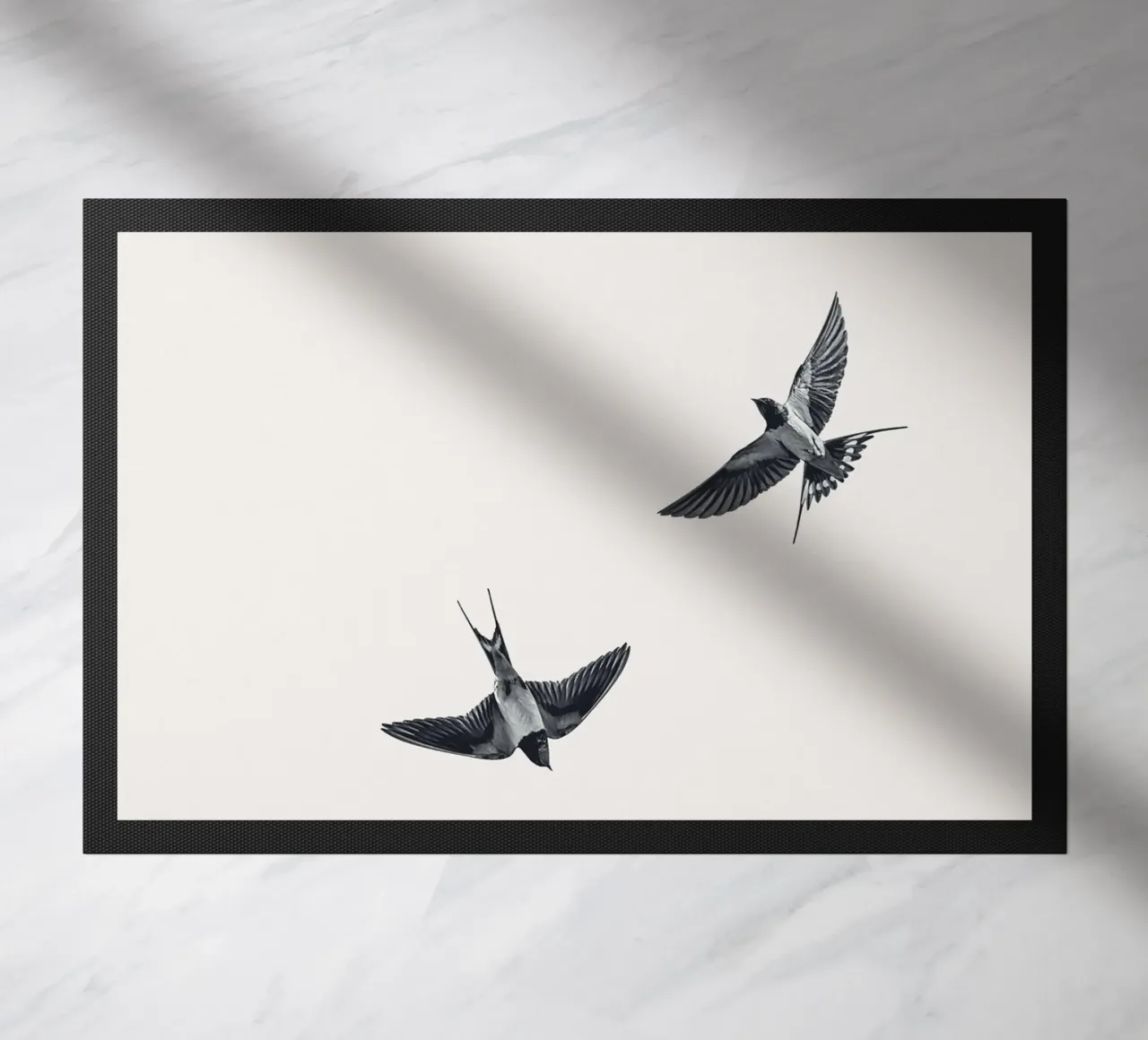 Twee zwaluwen - Minimalistisch natuurlijk ontwerp deurmat van Whole©