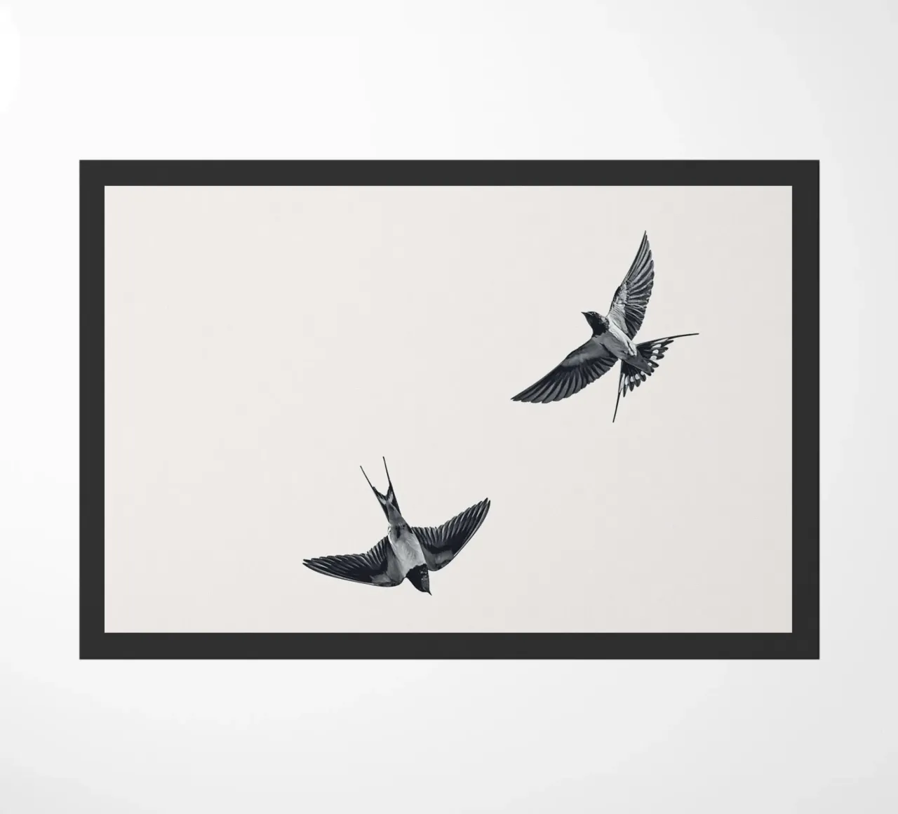 Twee zwaluwen - Minimalistisch natuurlijk ontwerp deurmat van Whole©