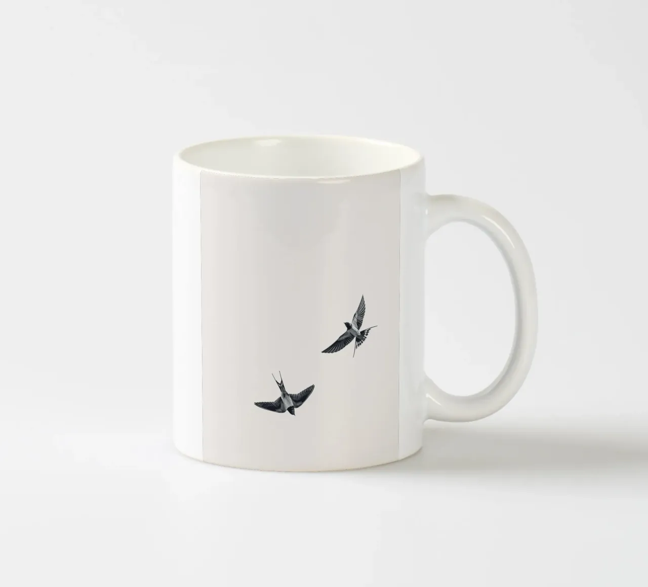 Twee zwaluwen - Minimalistisch natuurlijk ontwerp keramische mok van Whole©